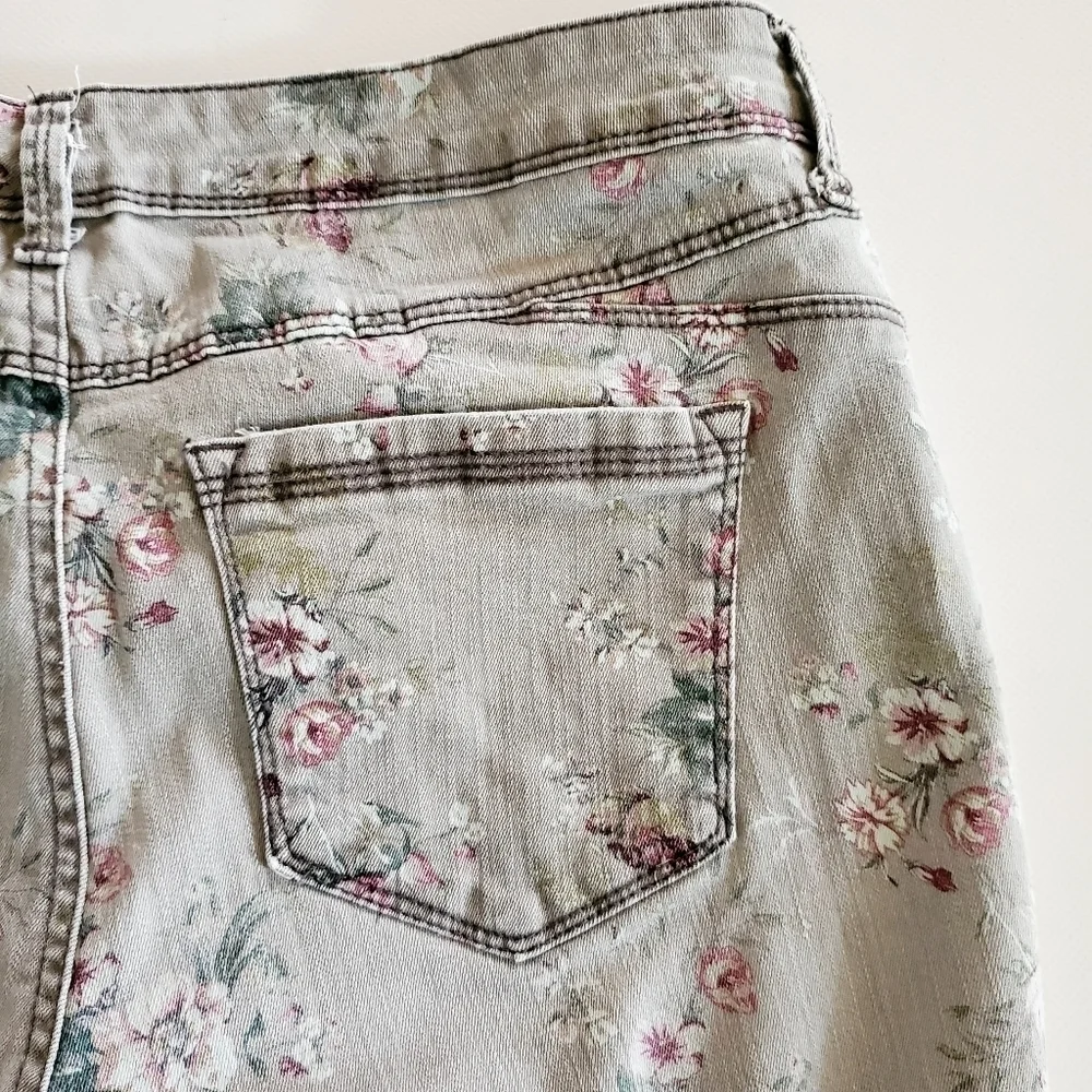7001 * Bandolino Lisbeth Floral Print Jeans Gray Size 8P - Picture 10 of 15